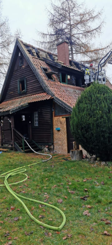 Siedem osób UCIEKŁO z płonącego domu. Pożar w Wejsunach [ZDJĘCIA]