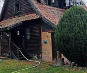 Siedem osób UCIEKŁO z płonącego domu. Pożar w Wejsunach [ZDJĘCIA]