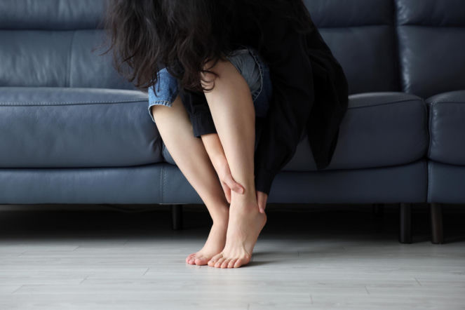 Drętwienie nóg to nie tylko kwestia pozycji. Kiedy mrówki mogą być sygnałem choroby?