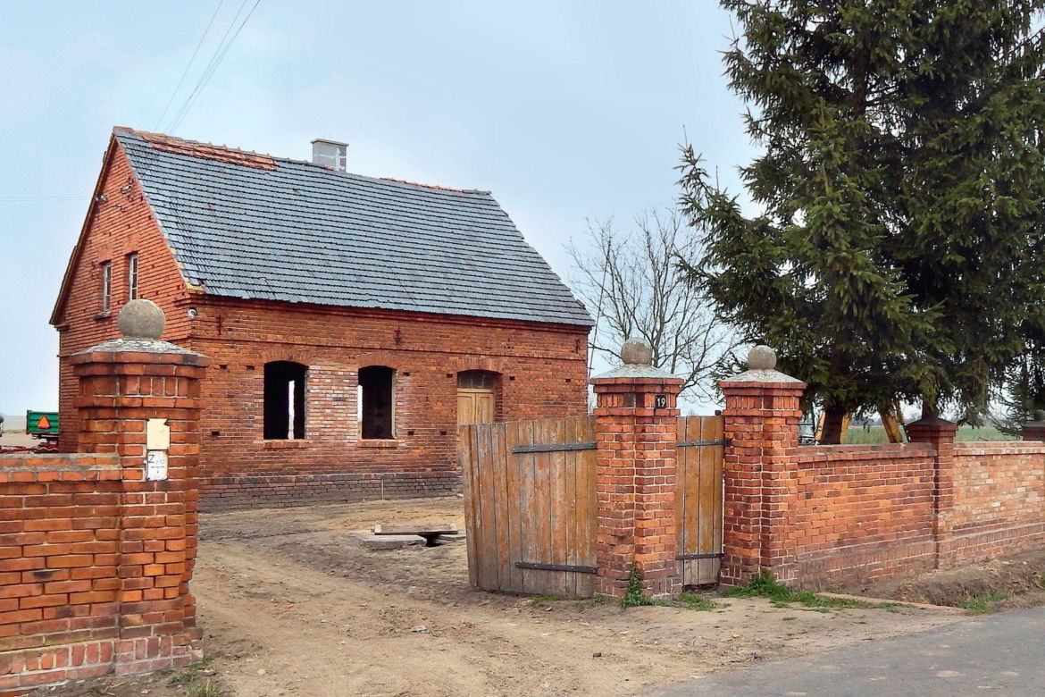 Widok od wjazdu na posesję, dom przed renowacją
