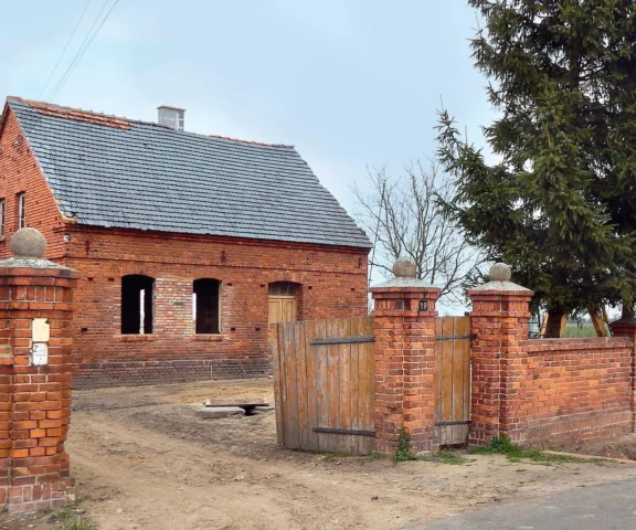 Przedwojenny dom z czerwonej cegły przeszedł dlugą drogę, Zdjęcia przed i po