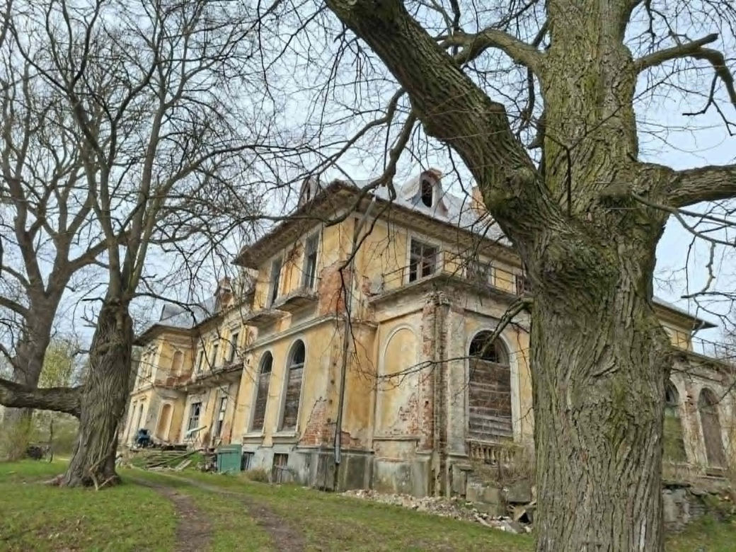Kiedyś perła, dziś w ruinie. To nie jest zwykły pałac w Świętokrzyskiem (Pałac w Bałtowie)