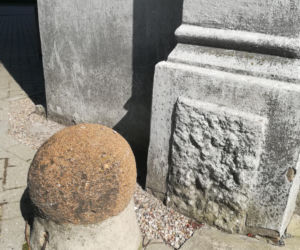 To miasto ma jeden z najpiękniejszych pałaców w Łódzkiem. Zachwyca też klasztorem