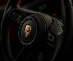 Wojciech Modest Amaro jeździ nowym Porsche Taycan