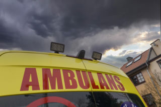 Rodzinna tragedia w Wigilię! 44-latka nie żyje, dwaj ratownicy w szpitalu. Mieszkańcy Opalenicy zszokowani