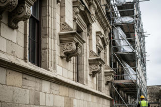 Tuchowski Ratusz zmienia oblicze. Co naprawdę kryje się za milionowym remontem?