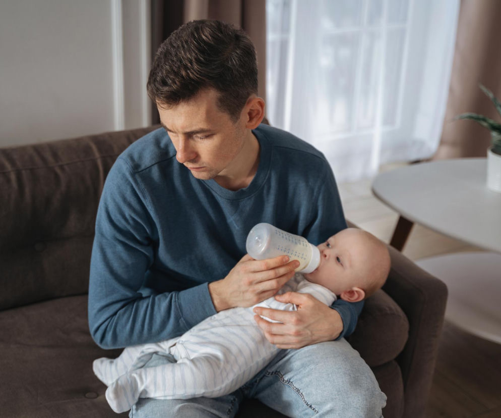 Depresja poporodowa u mężczyzn to nie tylko smutek. Jakie objawy łatwo pomylić ze stresem?