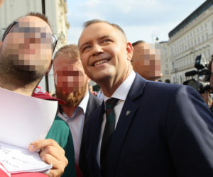 Karol Nawrocki spaceruje z sympatykami