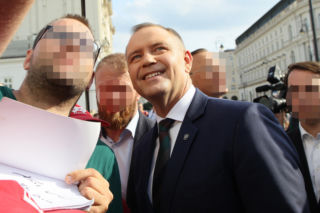 Karol Nawrocki spaceruje z sympatykami