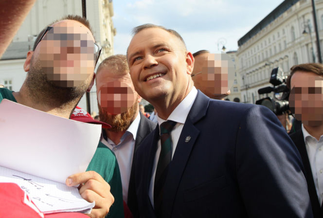 Karol Nawrocki spaceruje z sympatykami