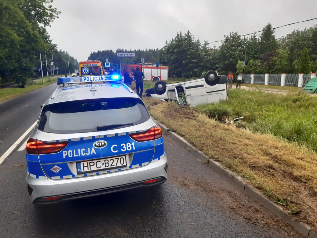 Groza na drodze w Toruniu. Dwa samochody wypadły z jezdni! 