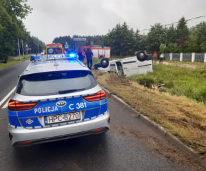 Groza na drodze w Toruniu. Dwa samochody wypadły z jezdni! 