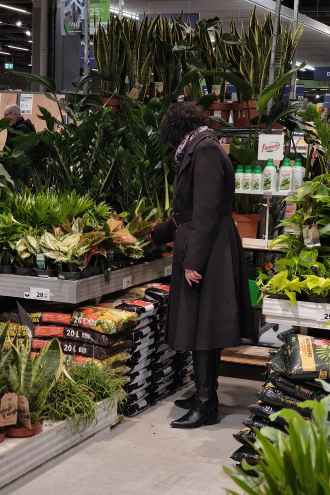 Anna Maria Żukowska buszuje w kwiatach