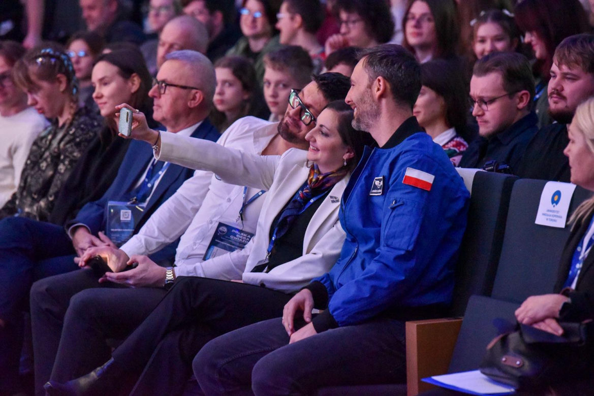 Sławosz Uznański-Wiśniewski w Toruniu. Gigantyczna kolejka pod Aulą UMK