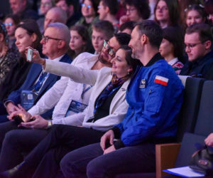 Sławosz Uznański-Wiśniewski w Toruniu. Gigantyczna kolejka pod Aulą UMK