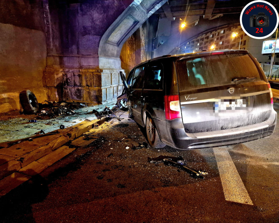 Policyjny pościg na Wisłostradzie. 41-latek rozwalił auto o filar mostu. Był pijany i pod wpływem narkotyków