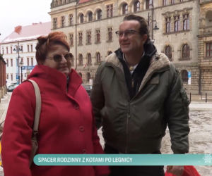 Tomasz Kot spaceruje po rodzinnym mieście z mamą. Nie każdy wie, kim jest z zawodu