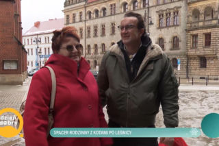 Tomasz Kot spaceruje po rodzinnym mieście z mamą. Nie każdy wie, kim jest z zawodu