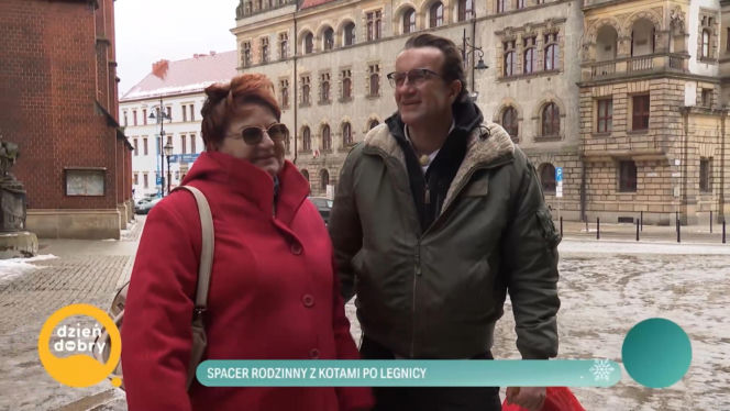 Tomasz Kot spaceruje po rodzinnym mieście z mamą. Nie każdy wie, kim jest z zawodu