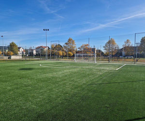 ​Boisko koło szkoły na Zatorzu w Lesznie jak nowe. Co się zmieniło?