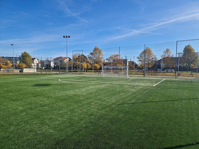 ​Boisko koło szkoły na Zatorzu w Lesznie jak nowe. Co się zmieniło?