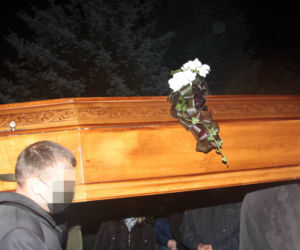 Tłumy wiernych żegnają zamordowanego ks. Adama