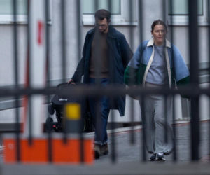 Olga Frycz wychodzi z dzieckiem ze szpitala