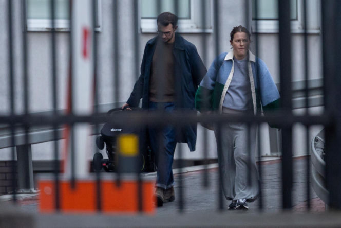 Olga Frycz wychodzi z dzieckiem ze szpitala