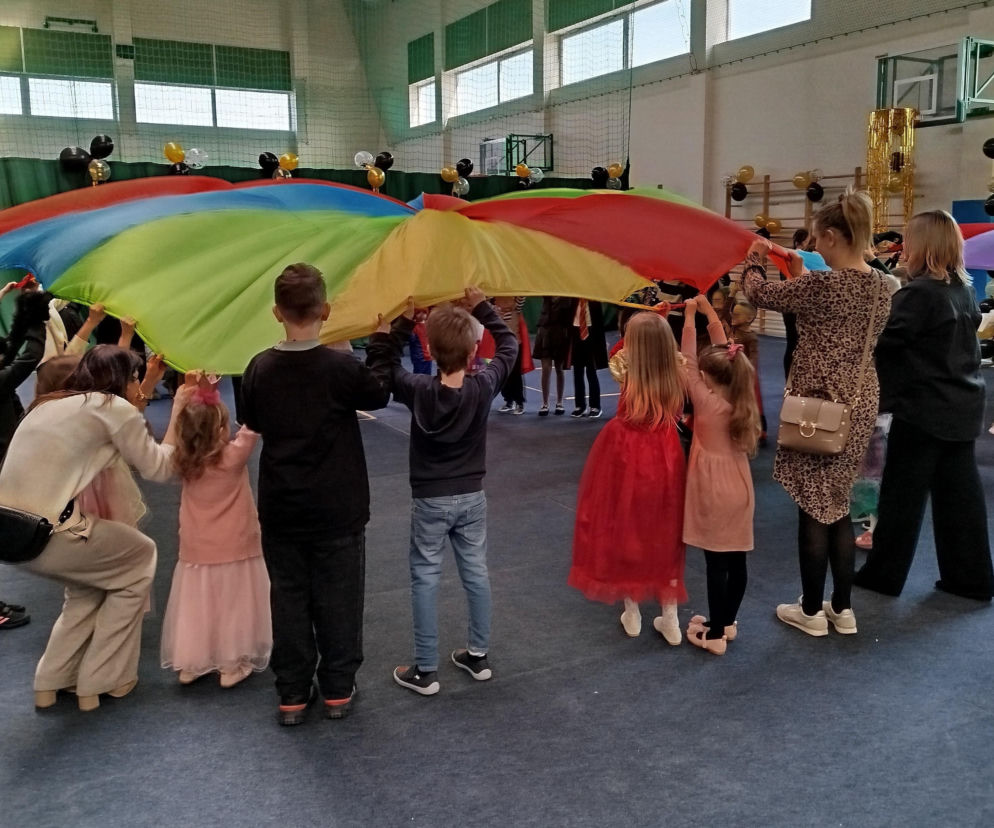 Bal karnawałowy dla dzieci. Zdjęcie ilustracyjne