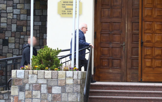 Wiosenny Lech Wałęsa na wielkanocnej mszy