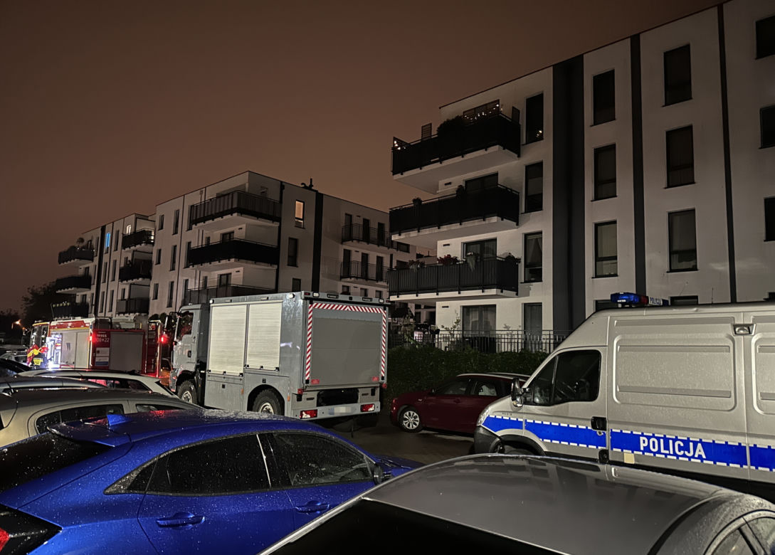 Ewakuacja mieszkańców. Blok otoczył kordon policji. „W jednym mieszkaniu słychać było strzały”