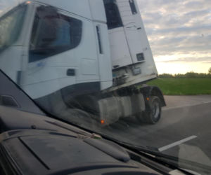 Popiołówka. TIR zablokował pas ruchu na DK 8. W naczepie było 19 ton piwa [ZDJĘCIA]