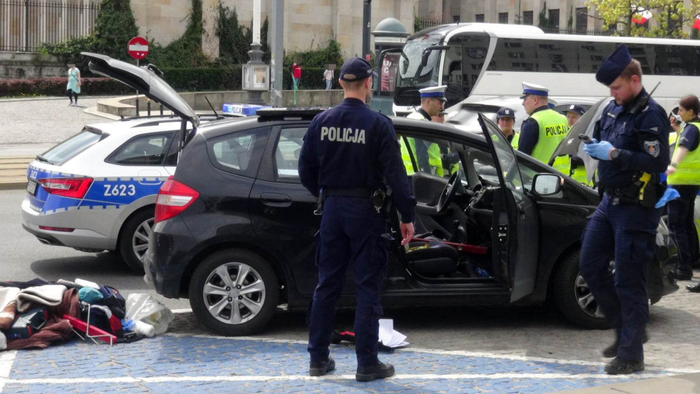 Warszawa. Ruszył z siekierą na policjantów przy Moście Poniatowskiego! Jest nagranie [WIDEO]