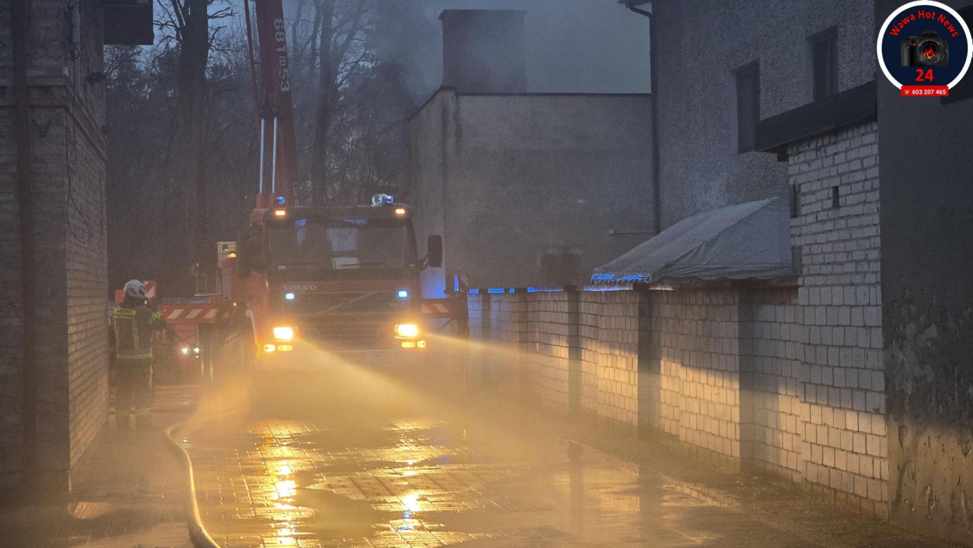 Potężny pożar stolarni pod Warszawą. Gęsty dym widać było z daleka