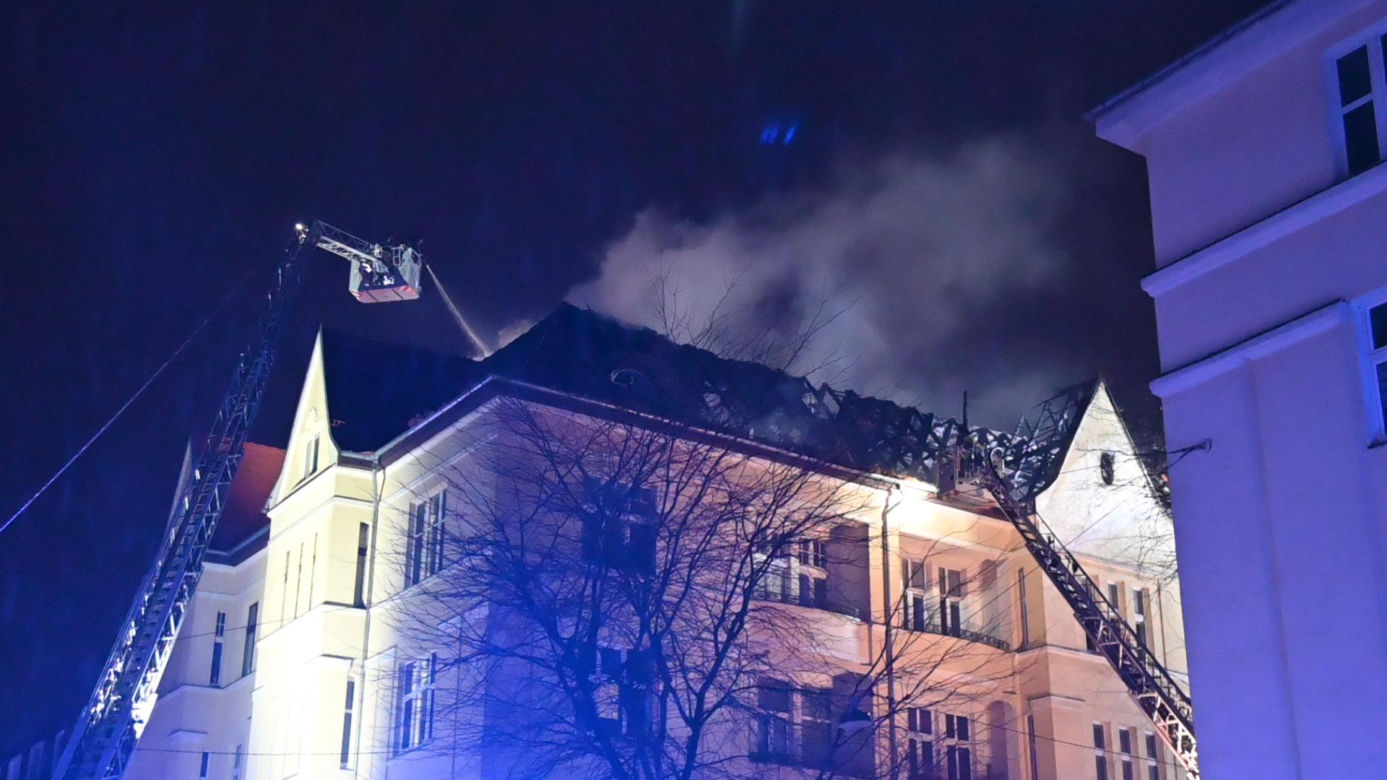 40 osób uciekało z płonącego budynku. Strażacy walczyli z ogniem całą noc
