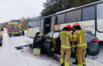 Zderzenie autobusu i samochodu osobowego w pobliżu Góry Królowej Bony pod Łomżą. Jedna osoba trafiła do szpitala