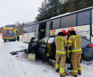 Zderzenie autobusu i samochodu osobowego w pobliżu Góry Królowej Bony pod Łomżą. Jedna osoba trafiła do szpitala