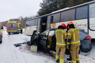 Zderzenie autobusu i samochodu osobowego w pobliżu Góry Królowej Bony pod Łomżą. Jedna osoba trafiła do szpitala