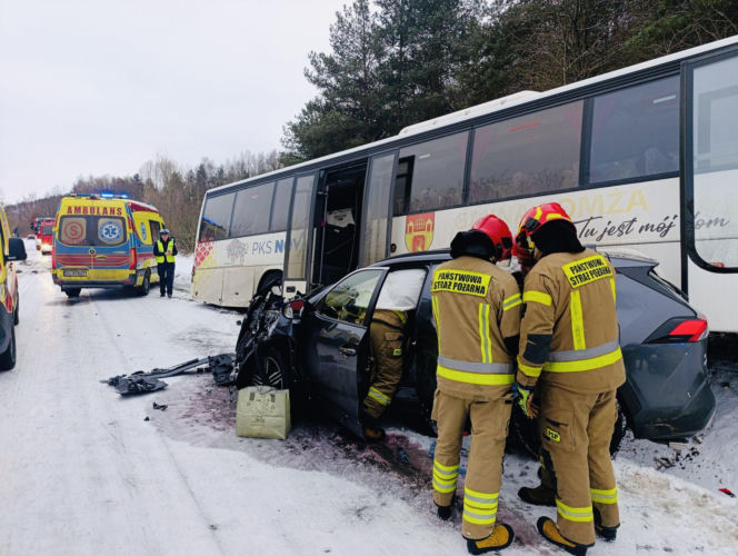 Zderzenie autobusu i samochodu osobowego w pobliżu Góry Królowej Bony pod Łomżą. Jedna osoba trafiła do szpitala
