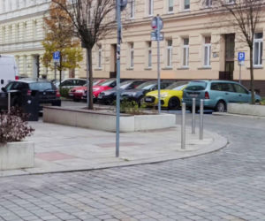 Pełne parkingi na ulicach