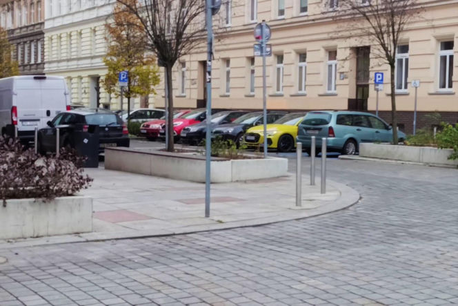 Pełne parkingi na ulicach