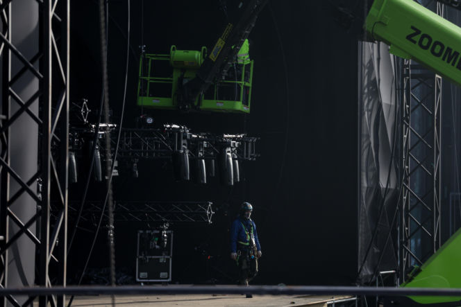 Scena Sylwestra z Dwójką TVP w trakcie budowy