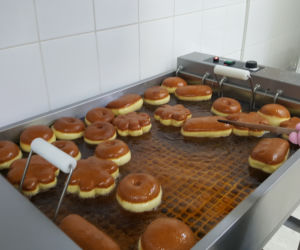 Cukiernie smażą pączki przed Tłustym Czwartkiem