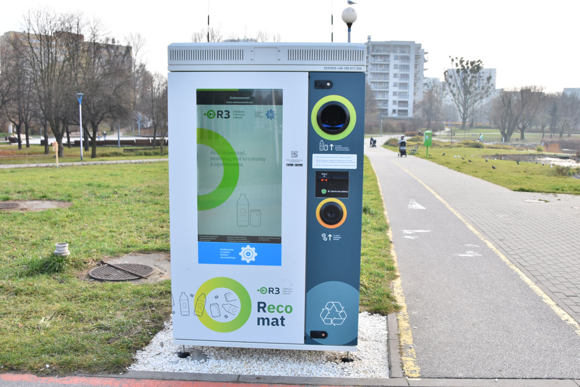 Nowe butelkomaty na Woli. „Plastik jest szkodliwy i oddawanie go do recyklingu jest kluczowe”