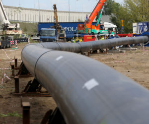 Zgrzewają rury do budowy rurociągu