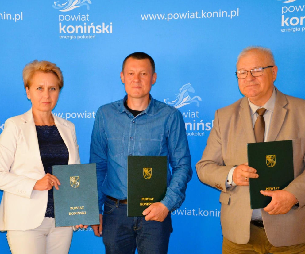 Czworo przedstawicieli powiatu konińskiego z teczkami na tle niebieskiej ścianki. O nowym magazynie przeczytasz na Eska2.