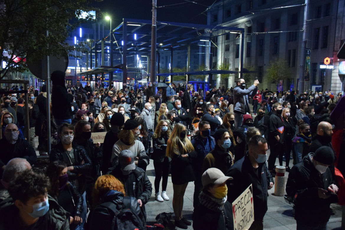 Protest kobiet w Katowicach. Tłumy strajkują przeciwko zakazowi aborcji