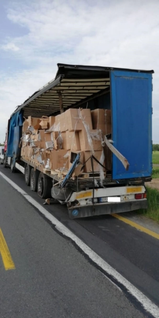 Kolizja TIRów na „Gierkówce”: Jeden z kierowców zasnął i zjechał na przeciwległy pas