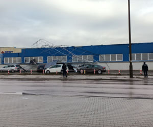 Białystok. Silny wiatr zerwał konstrukcję paneli fotowoltaicznych z dachu firmy przy ul. Produkcyjnej [ZDJĘCIA, WIDEO]