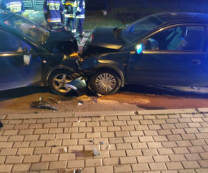 Radomsko: ZASNĘŁA za kółkiem, zjechała na przecwiległy pas. Efekt? CZOŁÓWKA